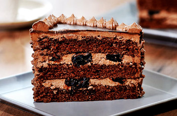 Бисквитный шоколадный торт с черносливом