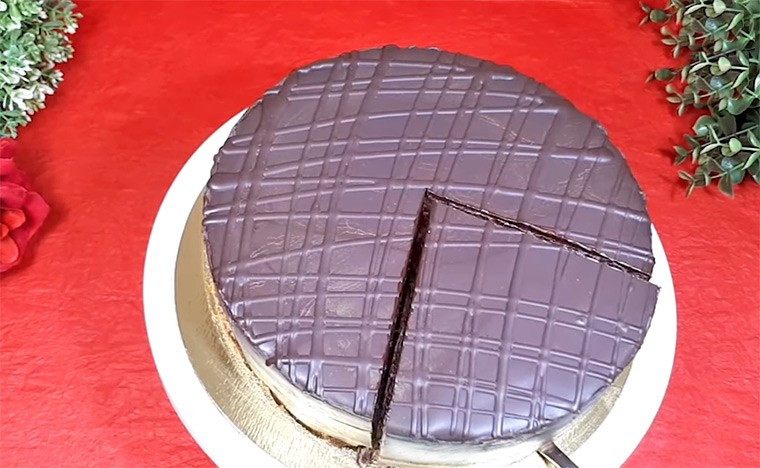 Шоколадный торт с абрикосовым джемом «Прага»