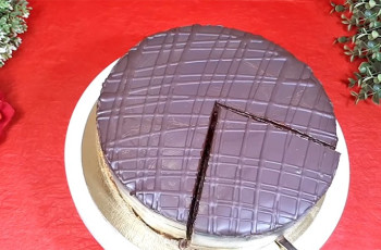 Шоколадный торт с абрикосовым джемом «Прага»