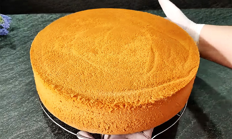 Пышный классический бисквит для торта (самый простой рецепт, всего ТРИ ингредиента!)