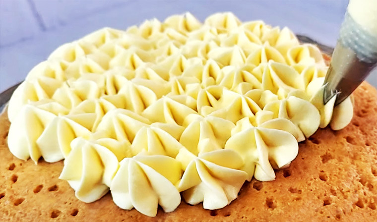 Масляный крем для бисквитного торта со сгущенкой — рецепт с фото пошагово