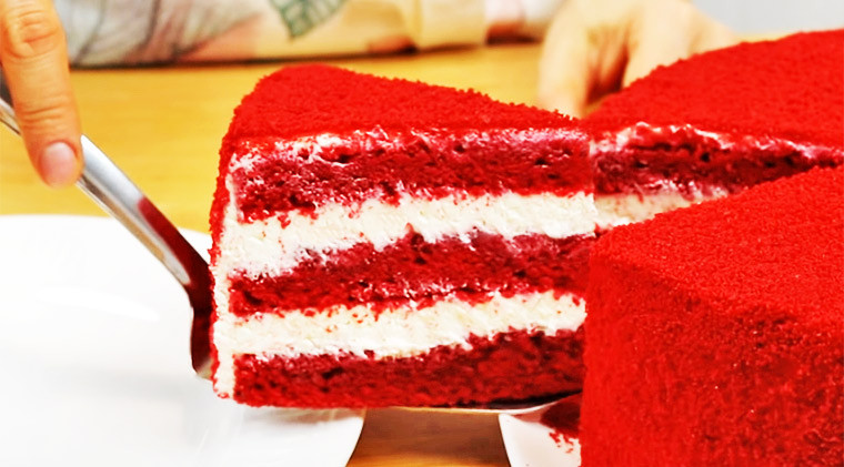 Торт с клубничным вареньем «Красный бархат»