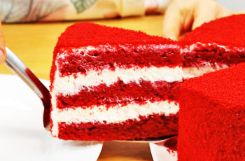 Торт с клубничным вареньем «Красный бархат»