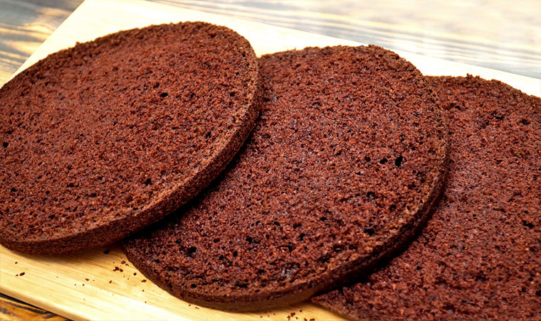 Влажный шоколадный бисквит на кипятке и растительном масле | Рецепты на  Tortik.club