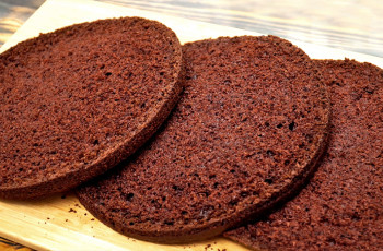 Влажный шоколадный бисквит на кипятке и растительном масле