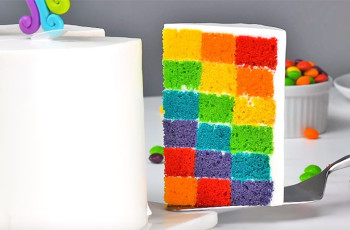 Разноцветный бисквитный торт