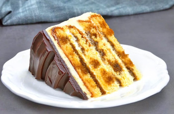 Бисквитный торт в шоколадной глазури