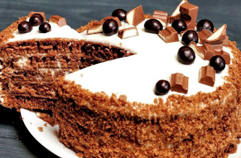 Шоколадный торт со сметанным кремом на сковороде