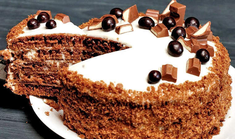 Шоколадный торт с вишней и сметанным кремом