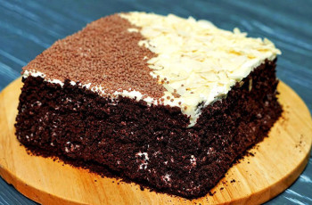 Шоколадный торт со сливками и сгущенкой на сковороде