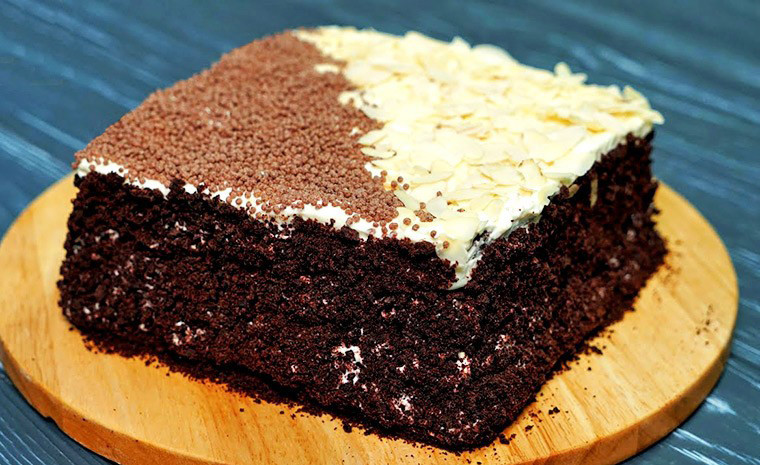 Шоколадный торт со сливками и сгущенкой на сковороде