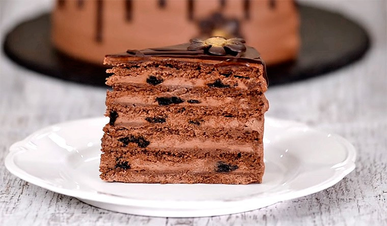 Шоколадный торт с черносливом