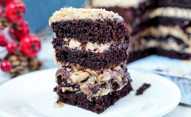 Шоколадный торт с карамелью и арахисом «Сникерс»
