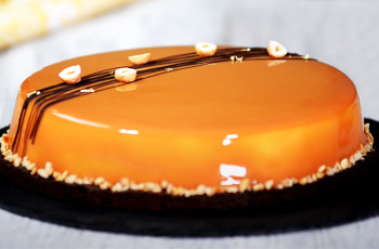Карамельный муссовый торт с зеркальной глазурью
