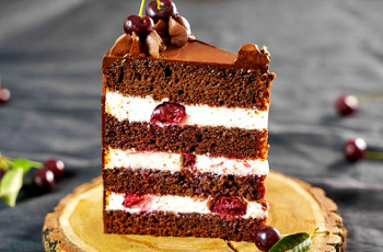Шоколадный торт с вишней и сливочным кремом «Черный лес»