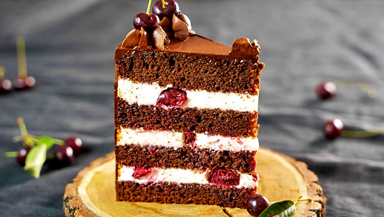 Шоколадный торт с вишней и сметанным кремом - рецепты с фото