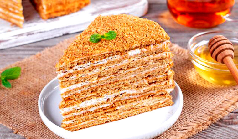 Простой медовый торт Рыжик со сгущенкой и сливочным маслом – готовим пошагово, с фото