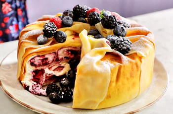 Блинный торт с ягодами и творожным кремом