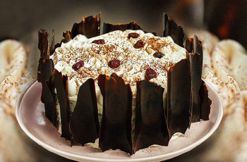 Шоколадно-вишневый торт «Черный лес»