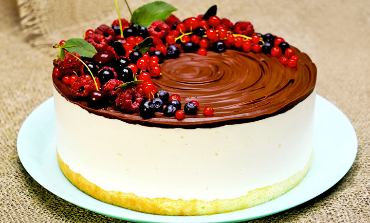 Праздничный торт-суфле с белым шоколадом, клюквой и вином