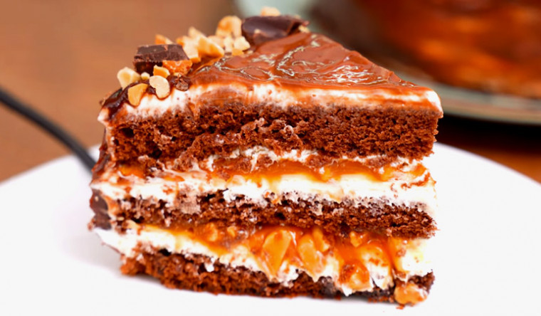 Шоколадный торт с арахисом «Сникерс»