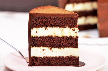 Шоколадный торт с муссом на сгущенке «Молочный ломтик»