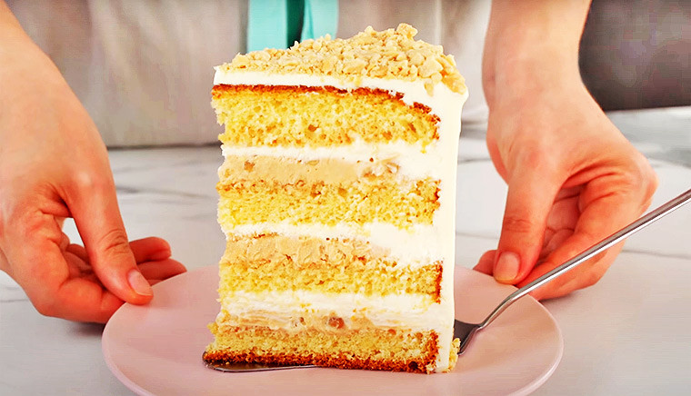 Торт со сливочным кремом и арахисом «Белый сникерс»