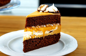 Шоколадный торт «Сникерс»