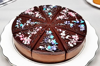 Шоколадный торт с творожным кремом