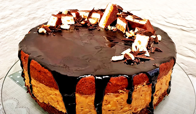 Шоколадный торт с вареной сгущенкой и арахисом «Сникерс»