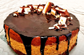 Шоколадный торт с вареной сгущенкой и арахисом «Сникерс»