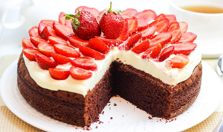 Шоколадный торт с клубникой и сливочным кремом «Красная шапочка»