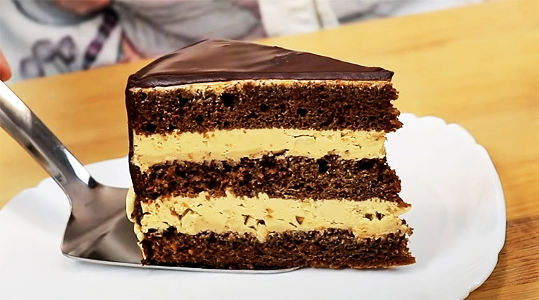 Шоколадный торт с арахисом и карамелью «Сникерс»