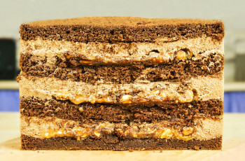 Торт с шоколадным муссом, арахисом и карамелью «Сникерс»