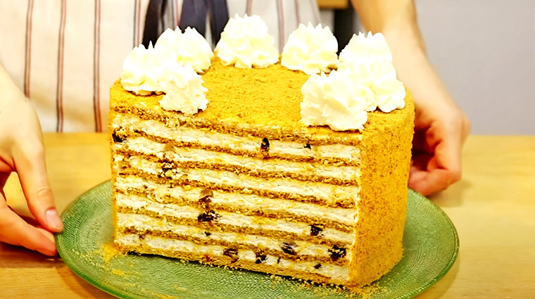 Медовый торт. Рецепт медовика со сметанным кремом и орехами.
