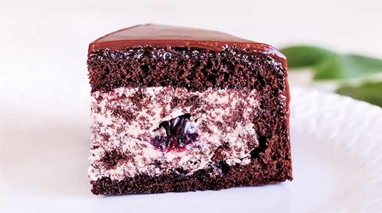 Шоколадный торт с вишней и взбитыми сливками - 15 пошаговых фото в рецепте