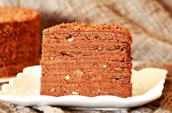 Шоколадно-медовый торт с орехами «Медовый трюфель»