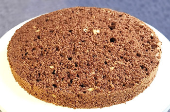 Шоколадный бисквит с грецкими орехами