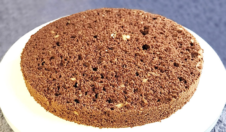 Шоколадный бисквит с грецкими орехами
