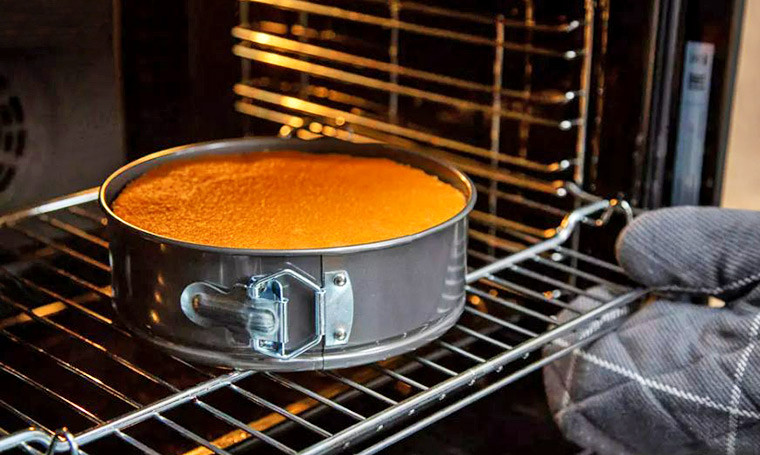 Как ведет себя пирог в духовке