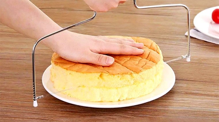 Как разрезать бисквит струной